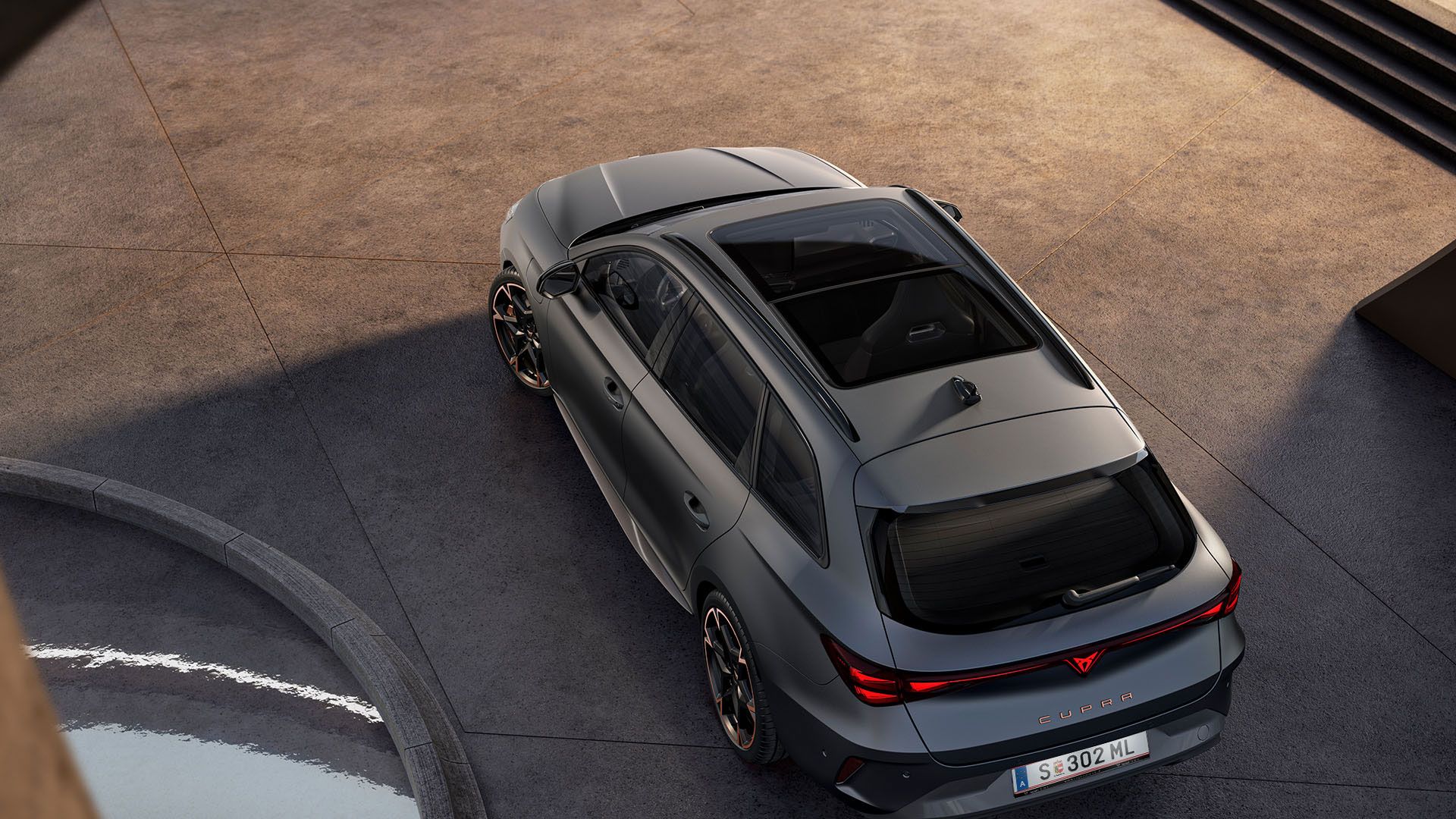 Blick von oben auf einen grauen CUPRA Leon Sportstourer in einem Parkhaus.