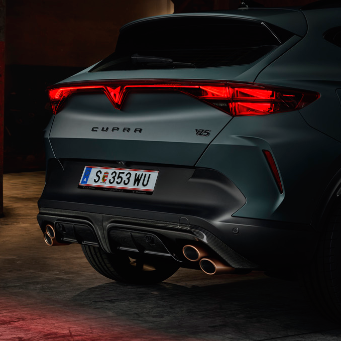 3/4-Heckansicht des CUPRA Formentor VZ5 zur Darstellung der diagonalen Kupfer-Auspuffendrohre und des VZ5-Emblems
