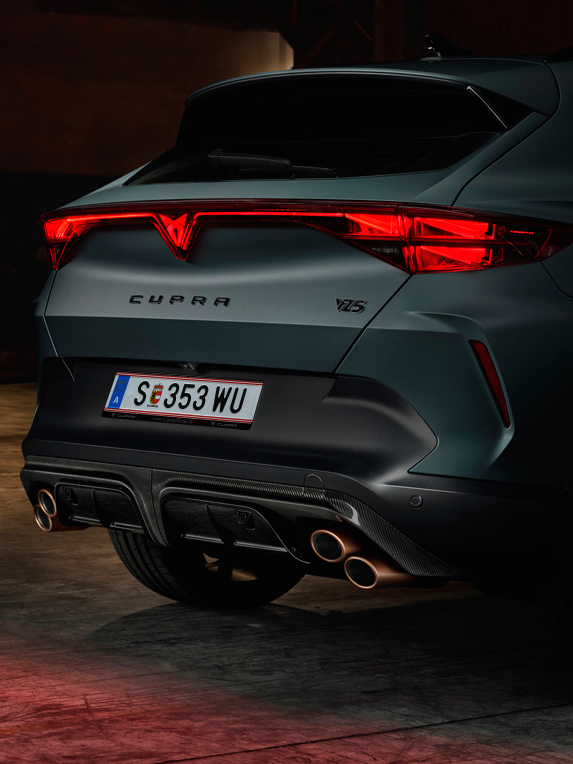 3/4-Heckansicht des CUPRA Formentor VZ5 zur Darstellung der diagonalen Kupfer-Auspuffendrohre und des VZ5-Emblems