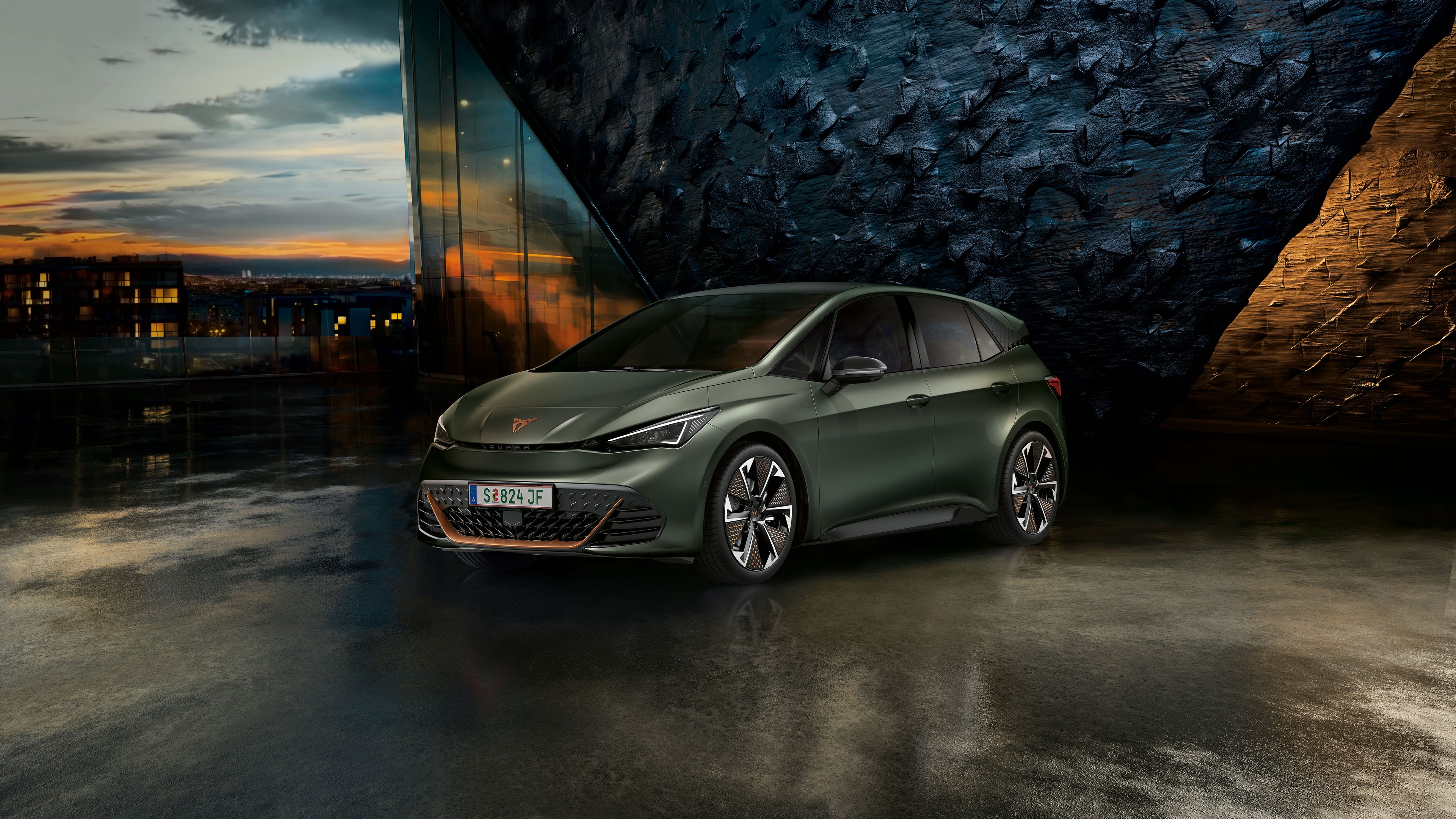 CUPRA Born vor einer Steinwand bei Sonnenuntergang