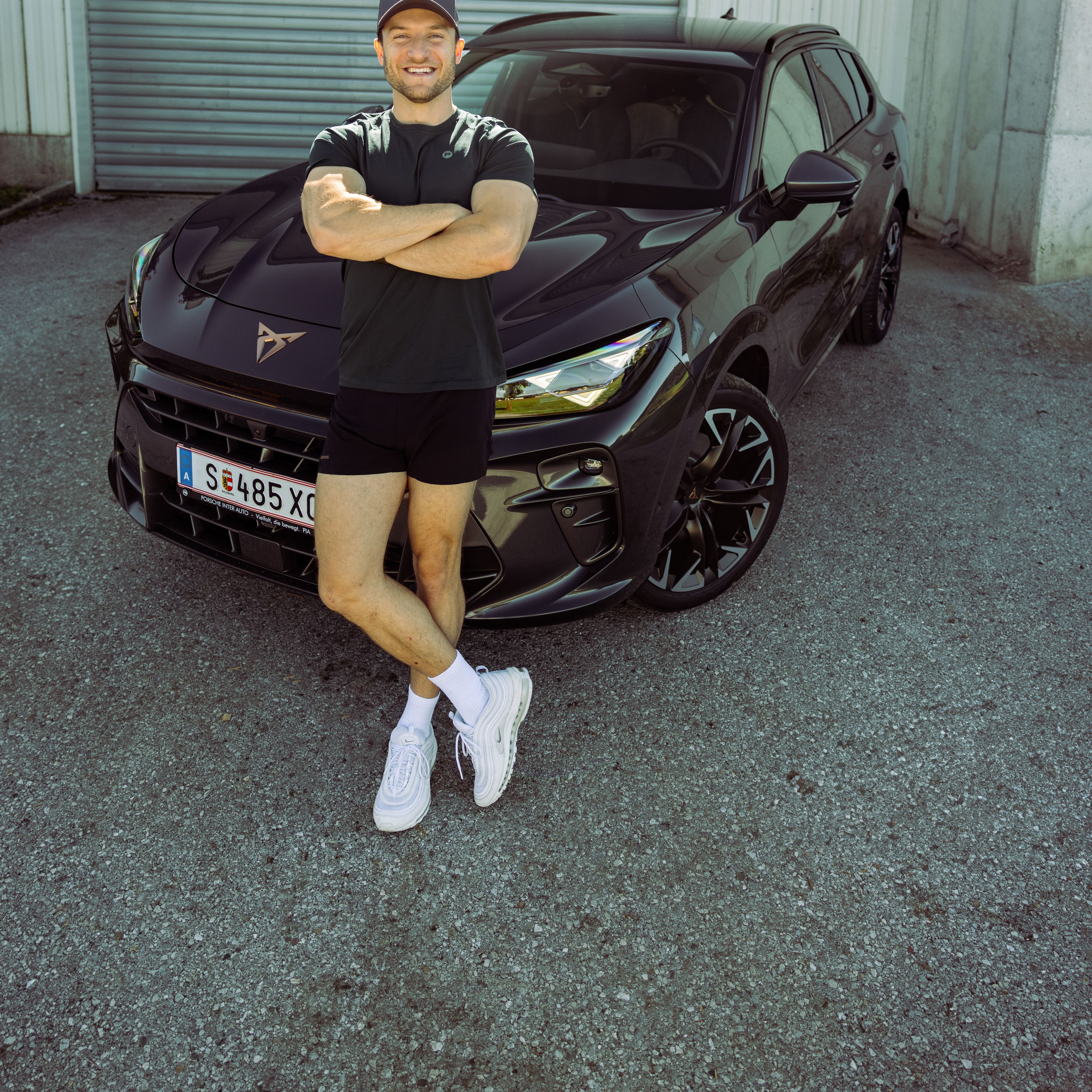 Sascha Huber vor dem CUPRA Terramar vor einem Garagentor