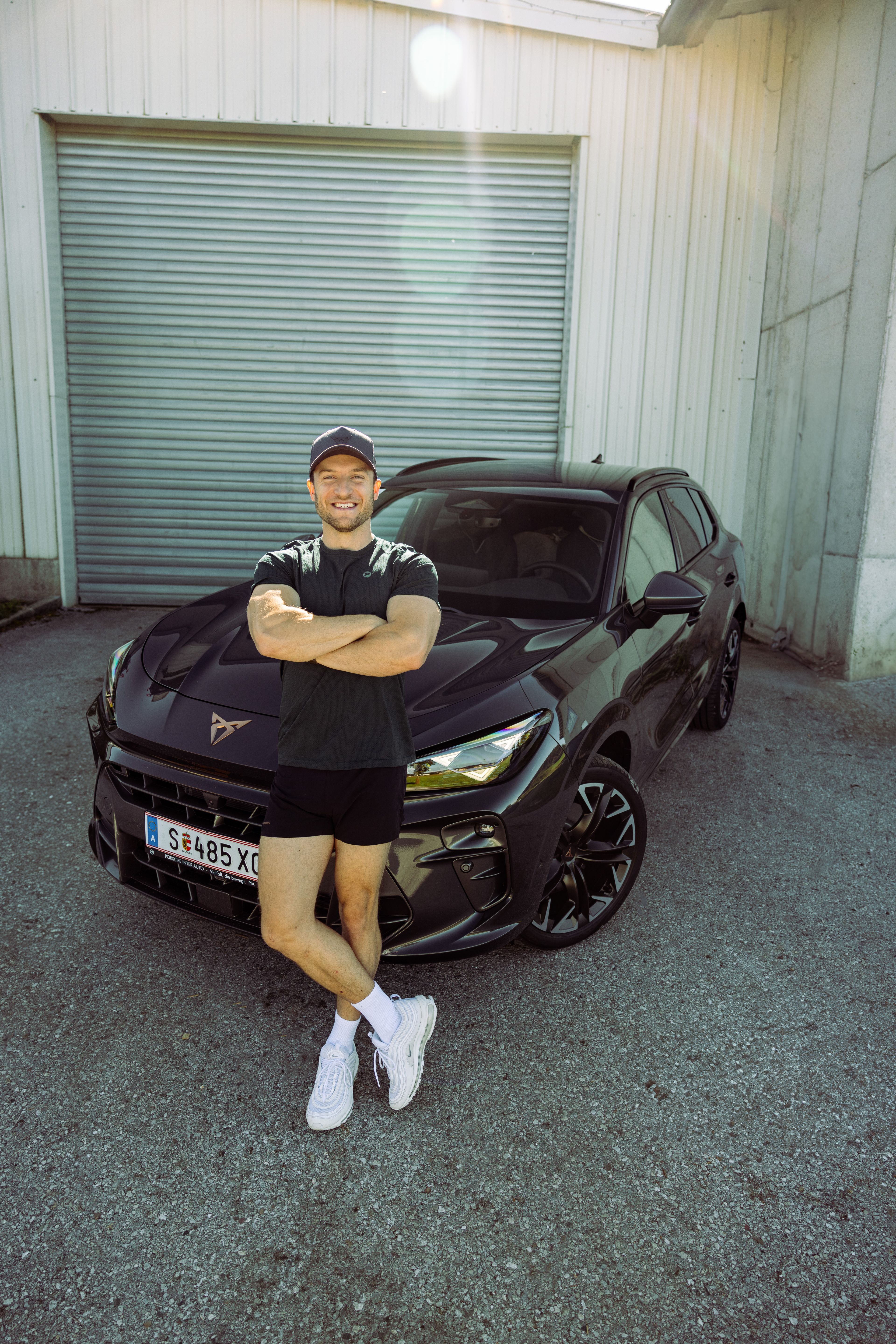 Sascha Huber vor dem CUPRA Terramar vor einem Garagentor