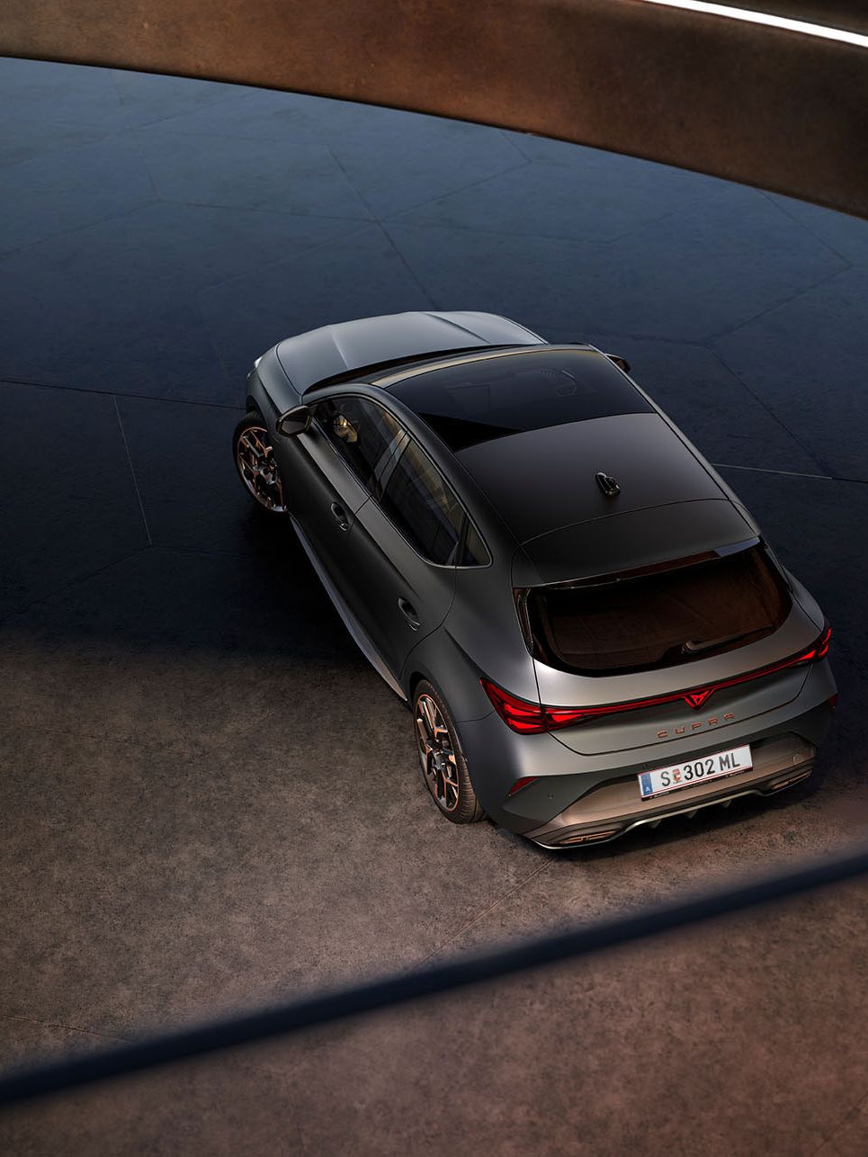 Blick von oben auf einen grauen CUPRA Leon in einem Parkhaus.