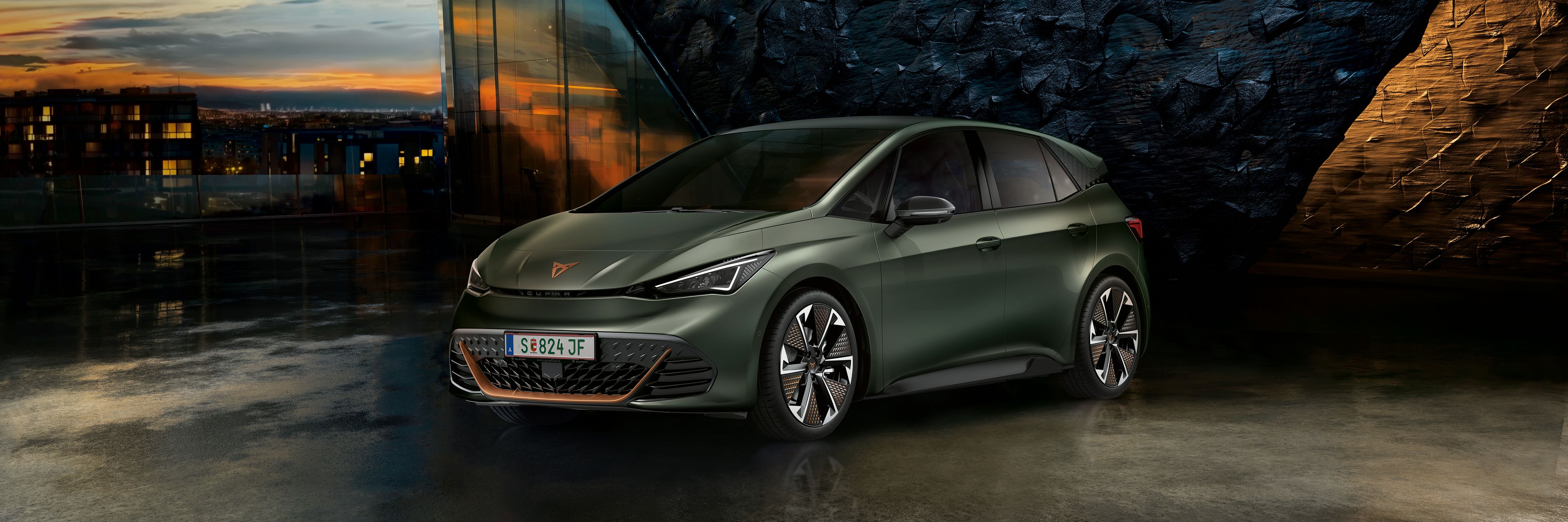 CUPRA Born vor einer Steinwand bei Sonnenuntergang