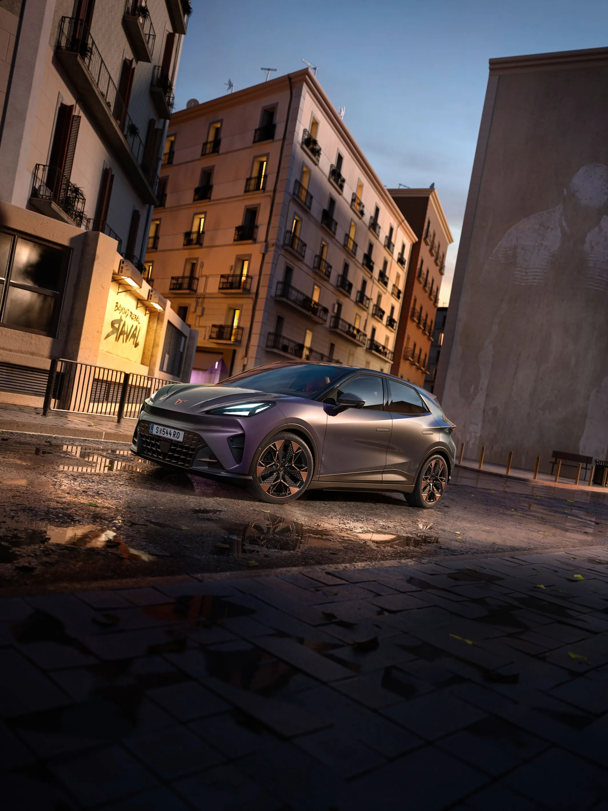 CUPRA Raval VZ in Plasma steht auf einer Straße in urbaner Umgebung