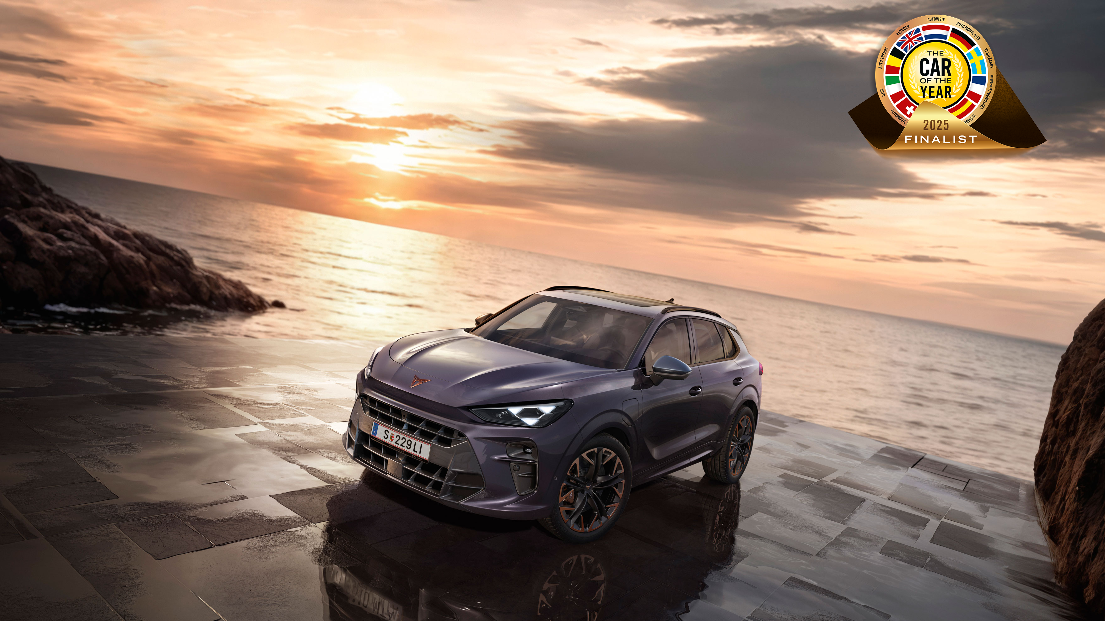 Vorderansicht eines CUPRA Terramar, der zwischen Klippen am Meer parkt.