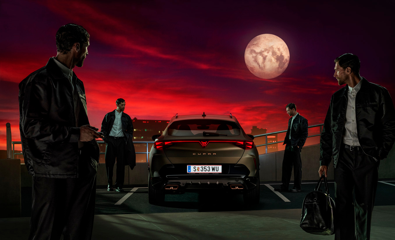 Der CUPRA Formentor, mit Männern und Mond im Hintergrund