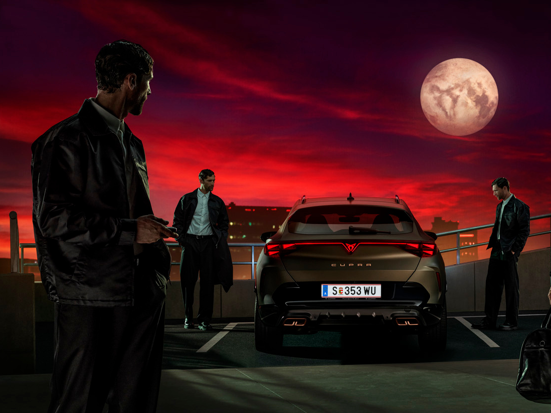 Der CUPRA Formentor, mit Männern und Mond im Hintergrund