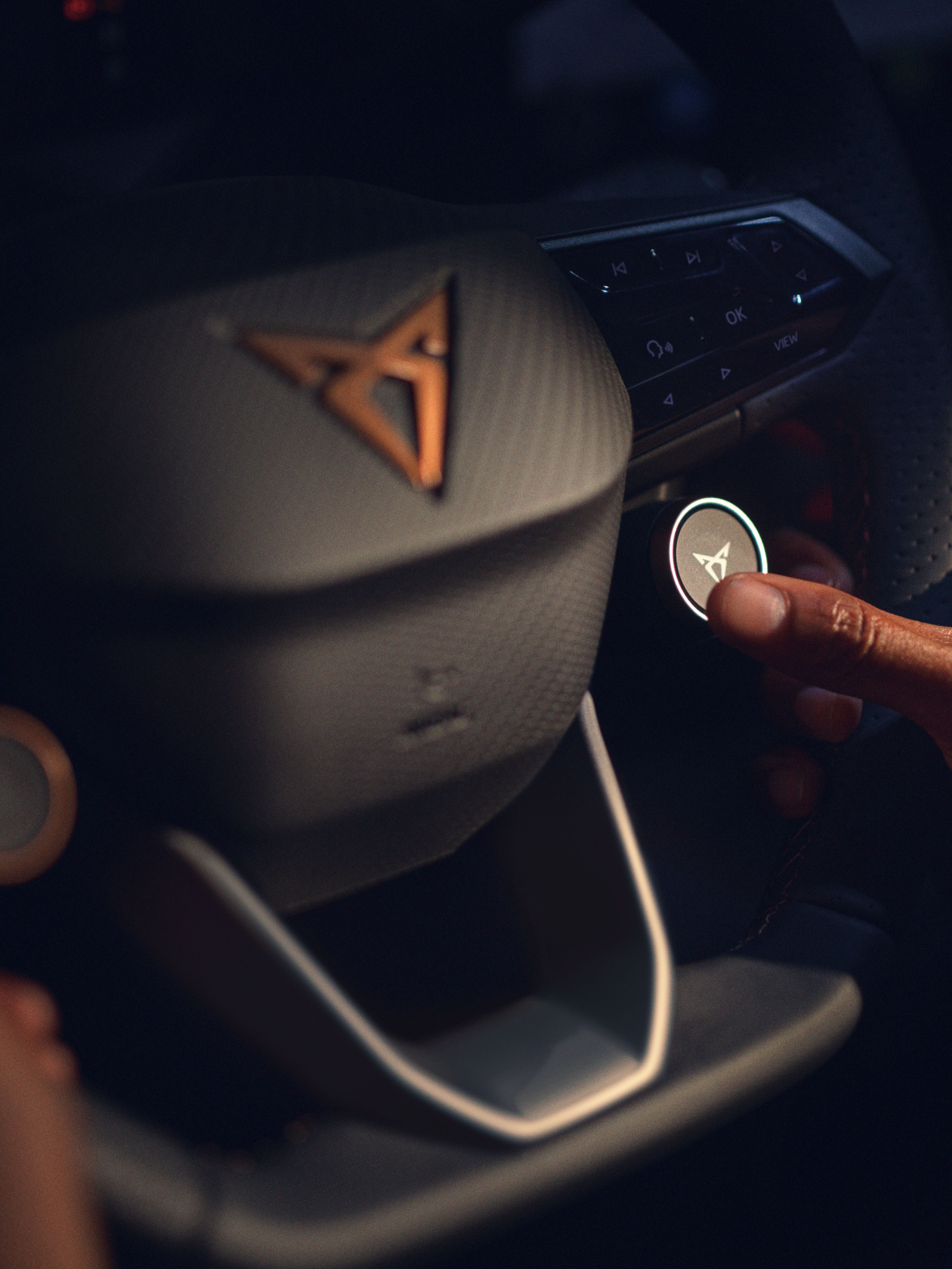 Blick auf zwei Hände, die das Lenkrad eines CUPRA Born bedienen.