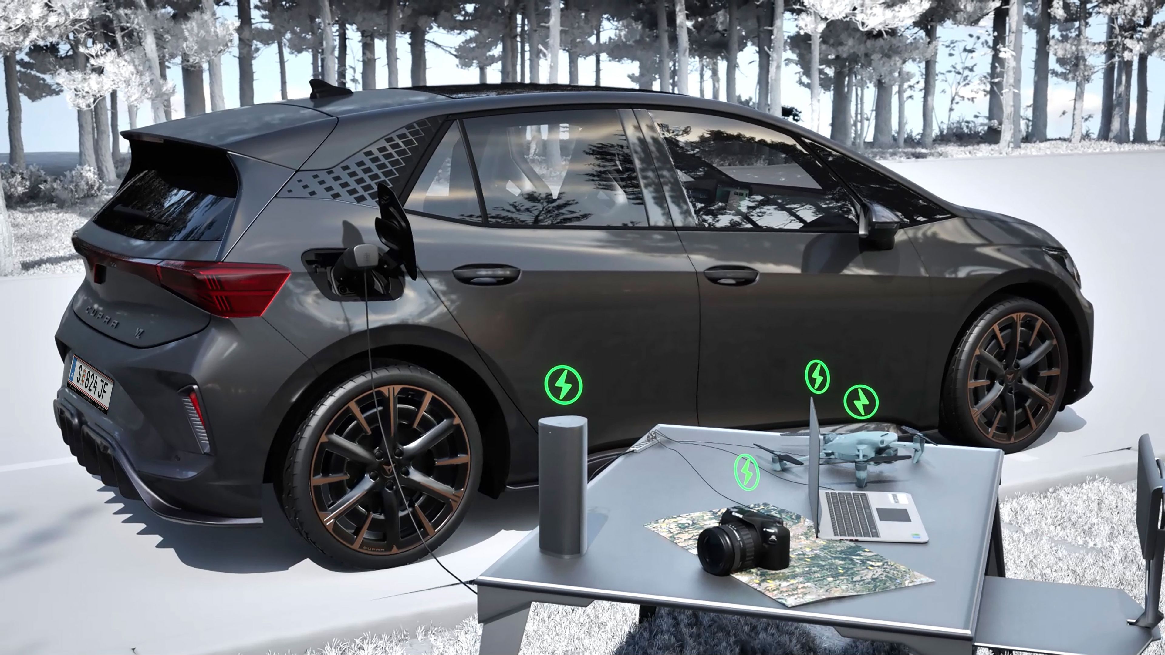 CUPRA Born VZ in Timanfaya Grey, draußen geparkt, zeigt die Funktionsweise der Vehicle-to-Load-Funktion.