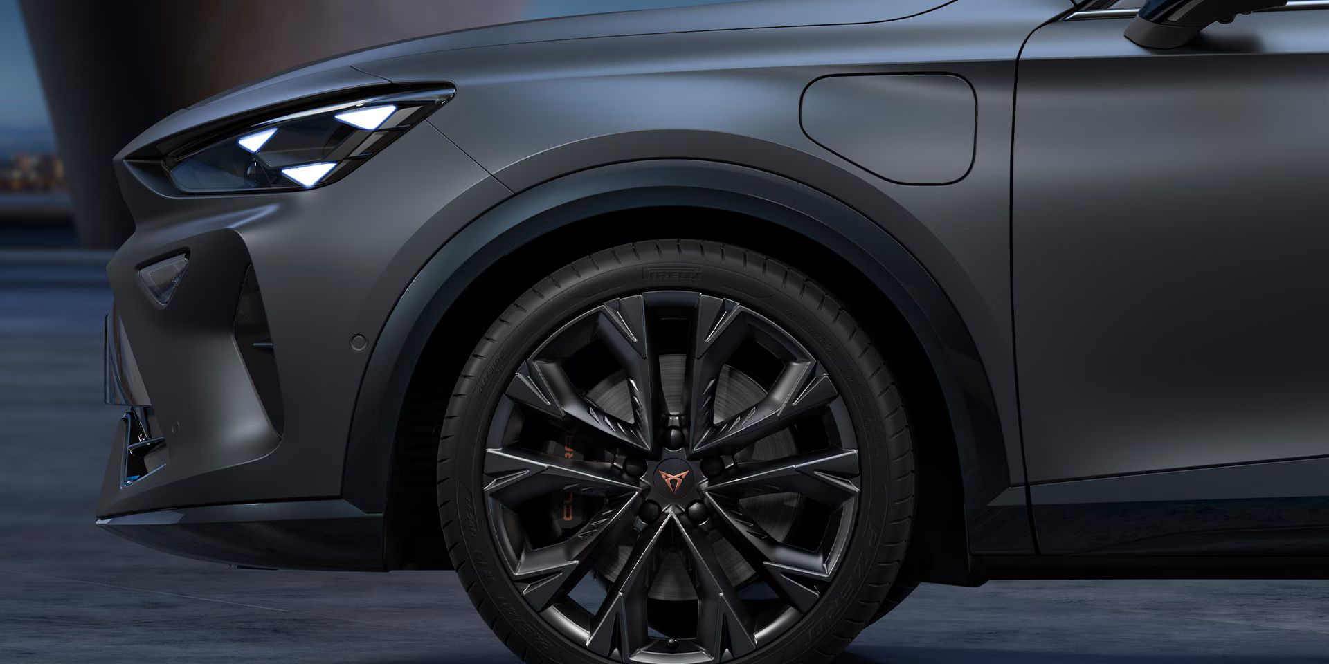 Detailansicht eines CUPRA Formentor mit 19" Felgen in Schwarz Matt