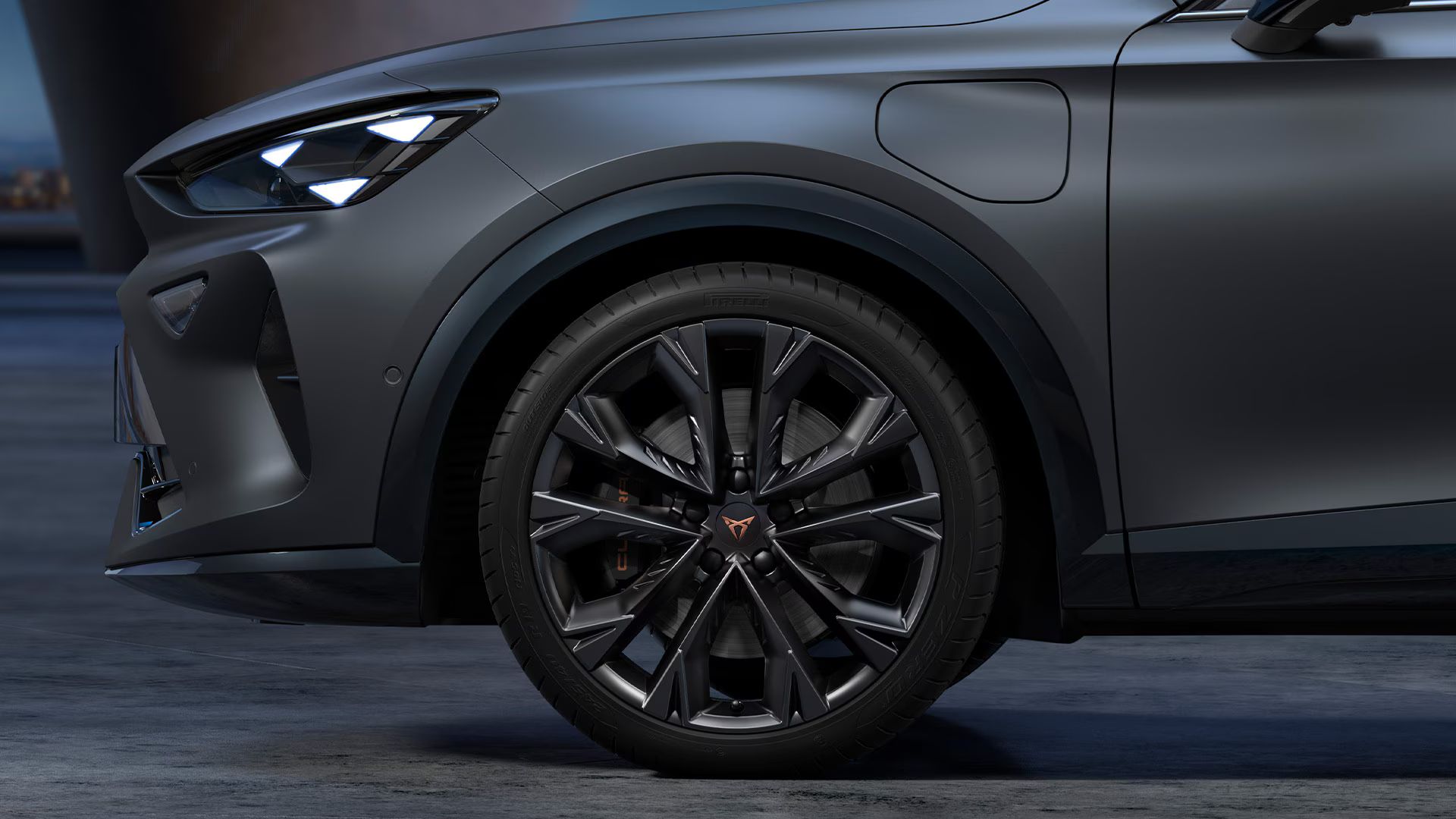 Detailansicht eines CUPRA Formentor mit 19" Felgen in Schwarz Matt