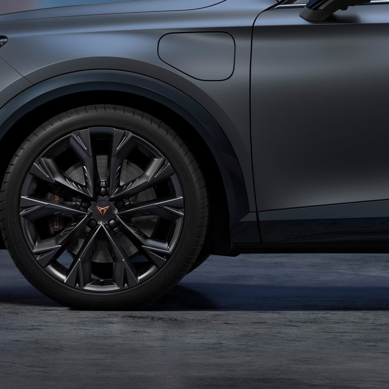 Detailansicht eines CUPRA Formentor mit 19" Felgen in Schwarz Matt