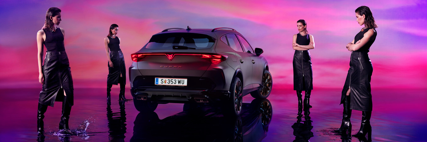 CUPRA Formentor mit Frau viermal ums Auto