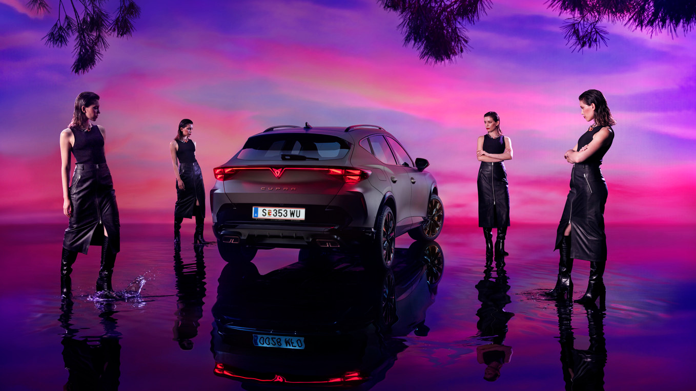 CUPRA Formentor mit Frau viermal ums Auto