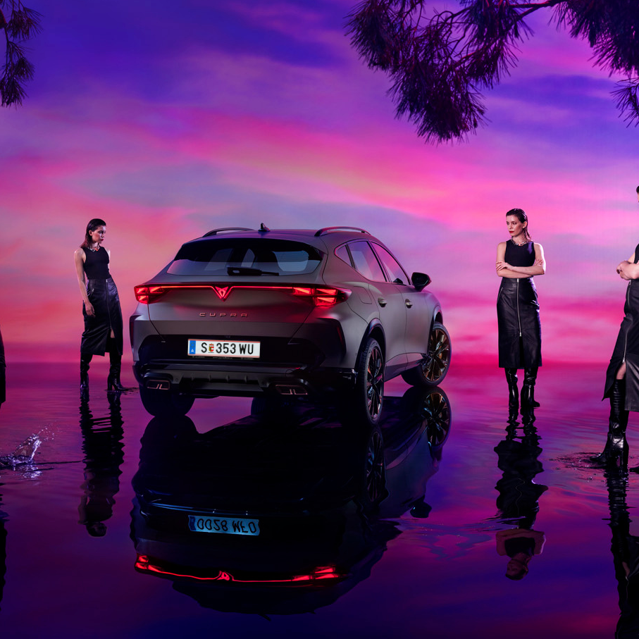 CUPRA Formentor mit Frau viermal ums Auto