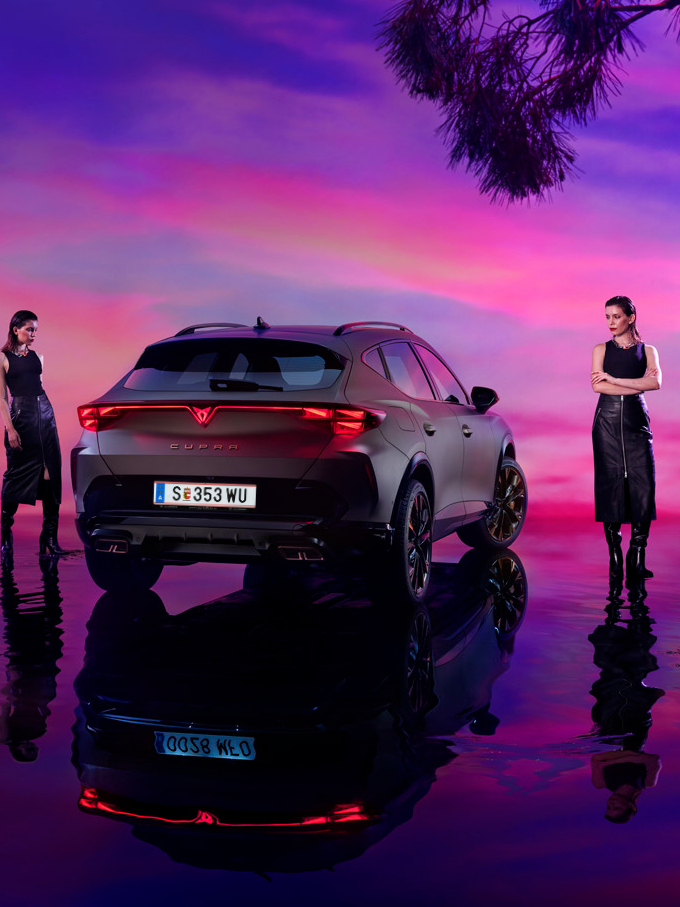 CUPRA Formentor mit Frau viermal ums Auto