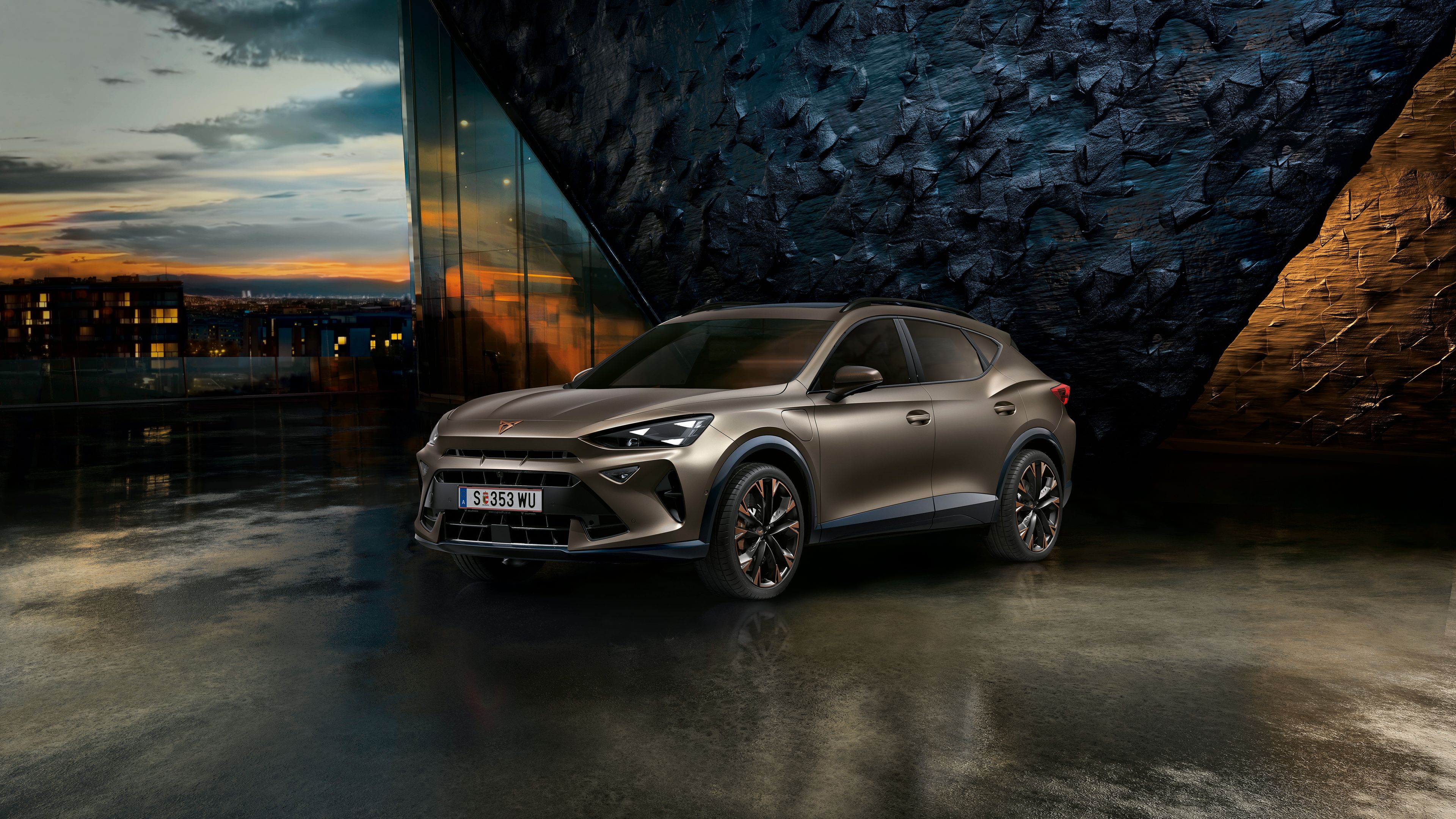 CUPRA Formentor vor einer Steinwand bei Sonnenuntergang