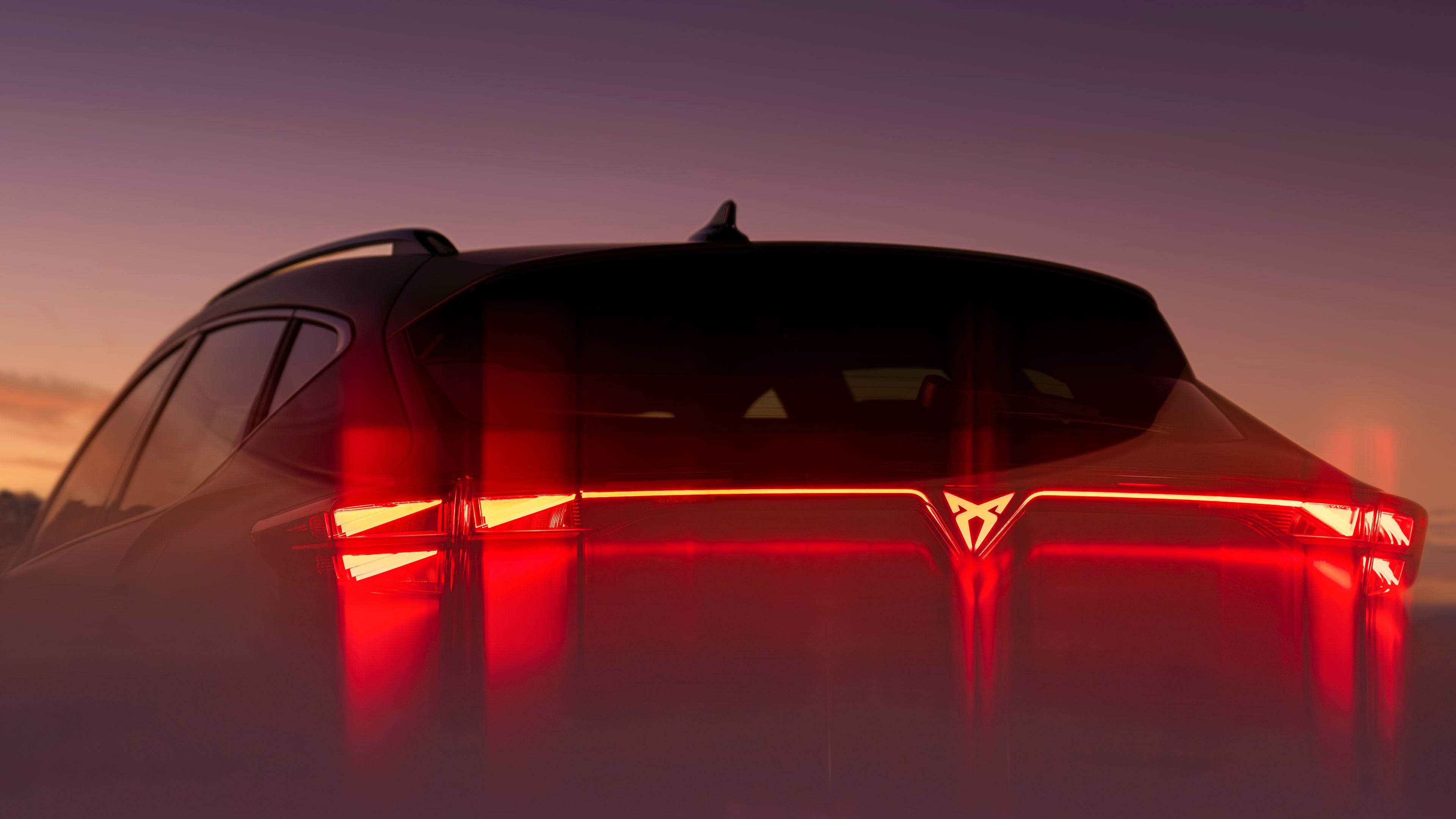 CUPRA Modell Heckansicht beleuchtet