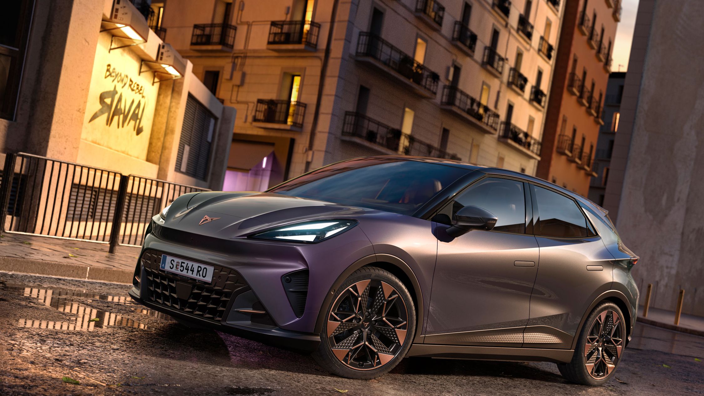 CUPRA Raval VZ in Plasma steht auf einer Straße in urbaner Umgebung