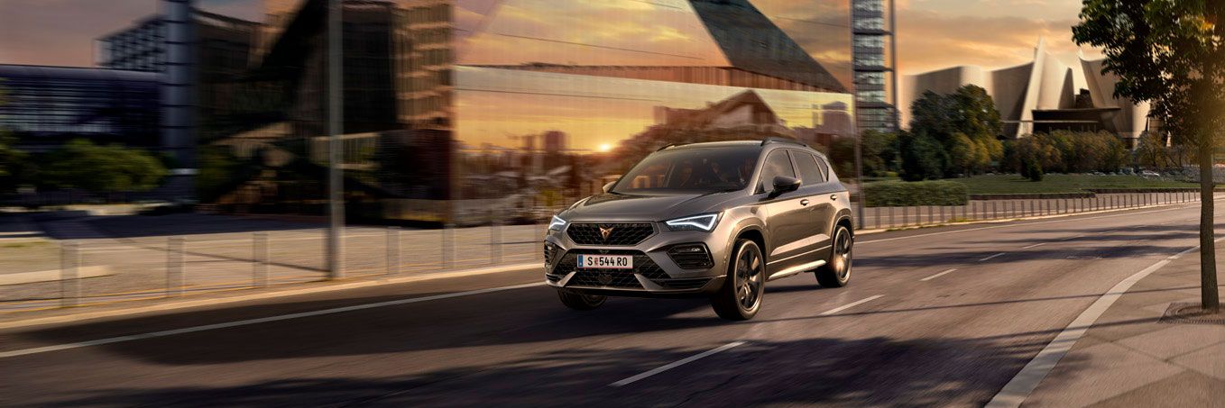 CUPRA Ateca dynamische Fahraufnahme in städtischer Umgebung