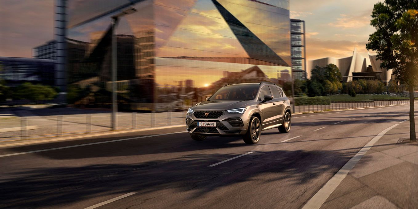 CUPRA Ateca dynamische Fahraufnahme in städtischer Umgebung