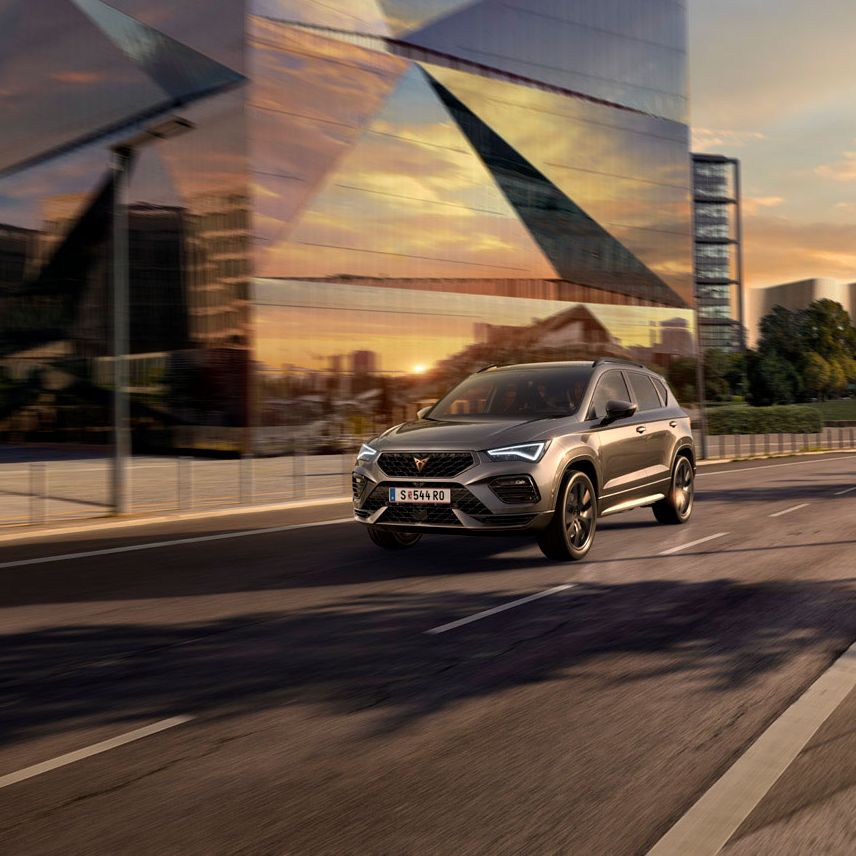 CUPRA Ateca dynamische Fahraufnahme in städtischer Umgebung