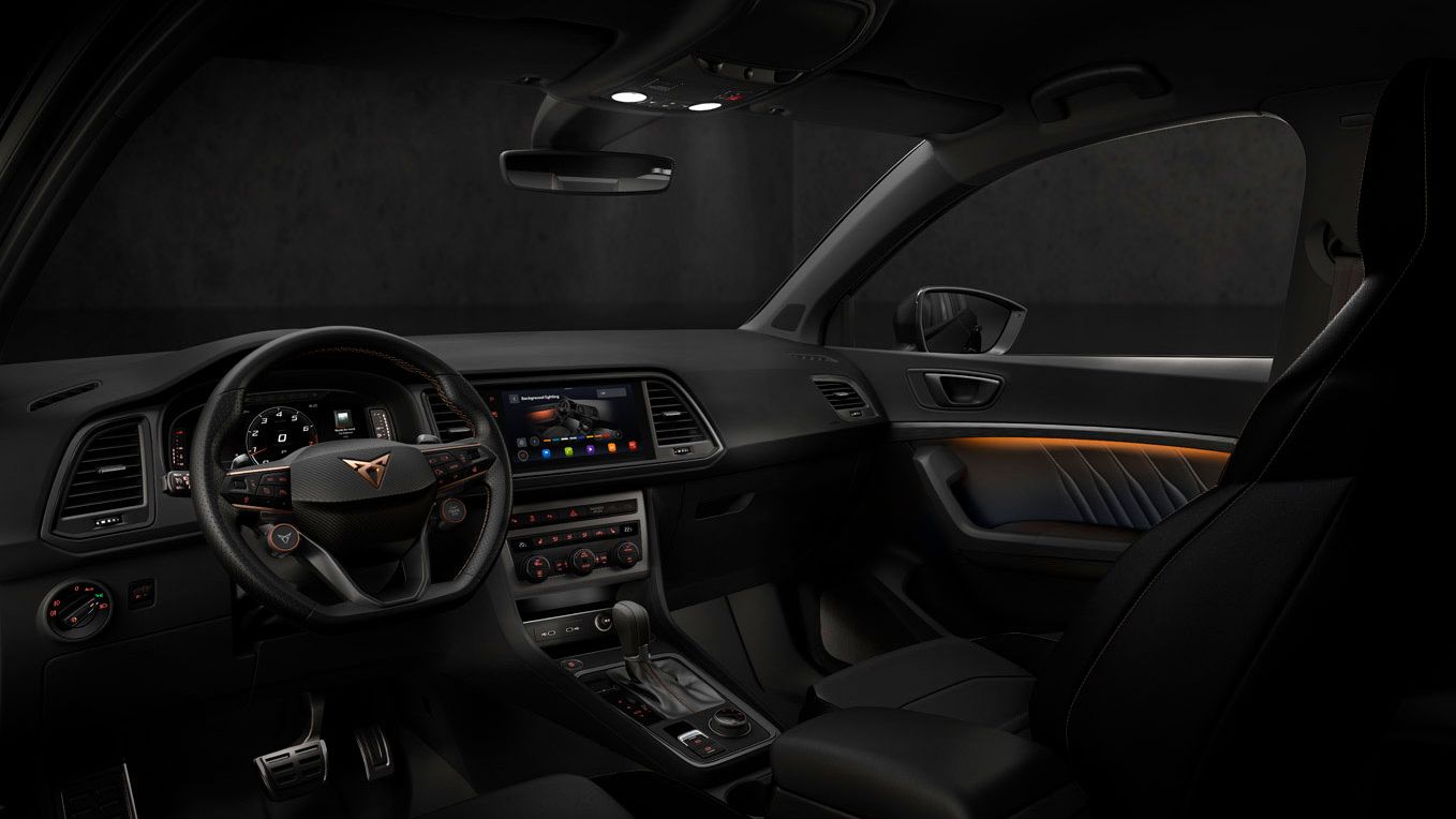 Innenansicht des CUPRA Ateca, die die Ambientebeleuchtung zeigt, die sich an deine Stimmung anpasst und das Fahrerlebnis mit anpassbaren Farbtönen verbessert.