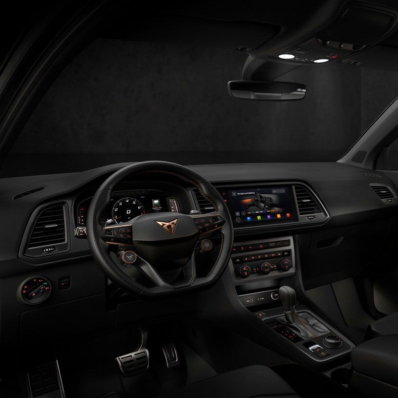 Innenansicht des CUPRA Ateca, die die Ambientebeleuchtung zeigt, die sich an deine Stimmung anpasst und das Fahrerlebnis mit anpassbaren Farbtönen verbessert.