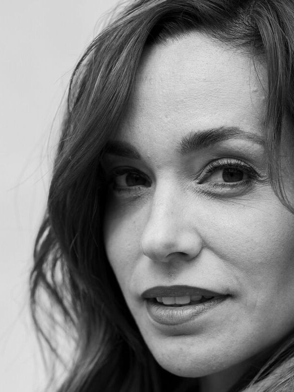 Andrea Schlager Gesicht in schwarz weiß Aufnahme.