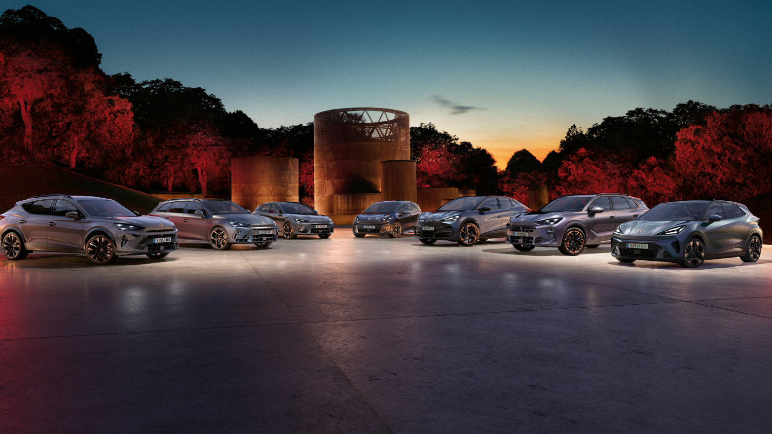 die gesamte CUPRA Modellpalette nebeneinander geparkt 