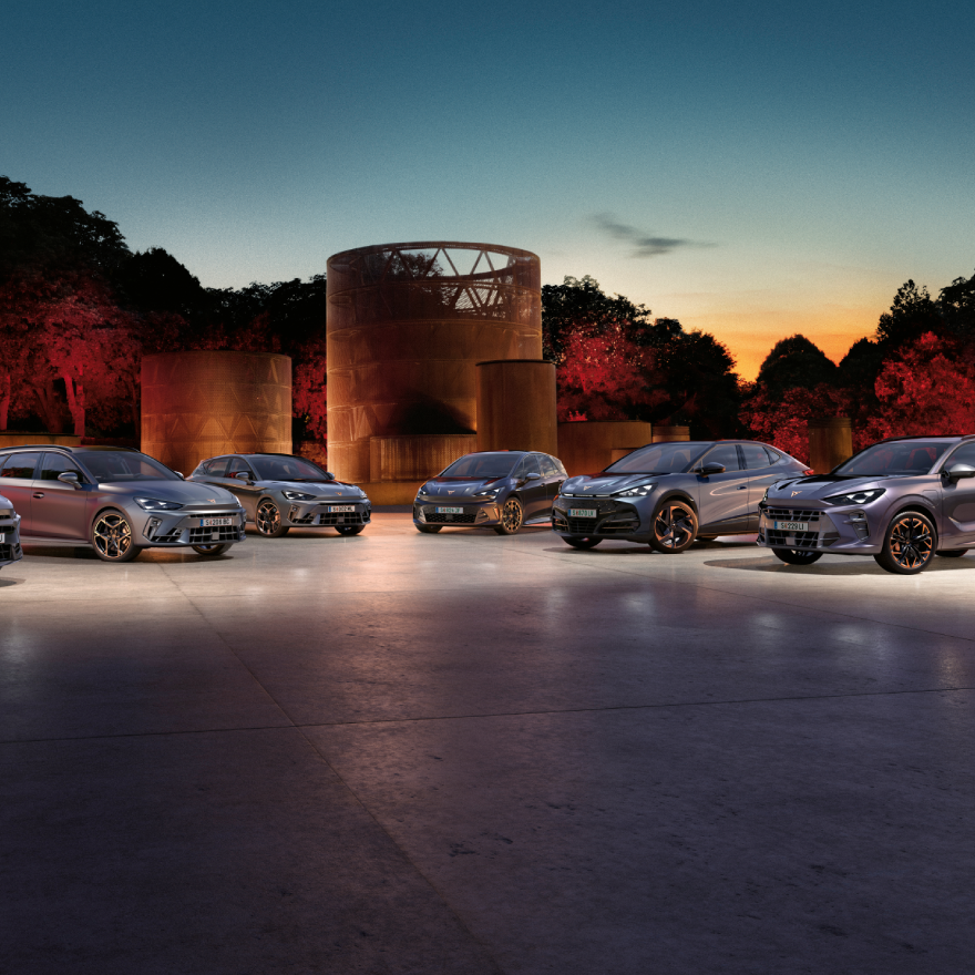 die gesamte CUPRA Modellpalette nebeneinander geparkt 