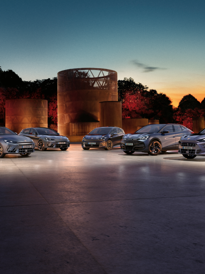die gesamte CUPRA Modellpalette nebeneinander geparkt 