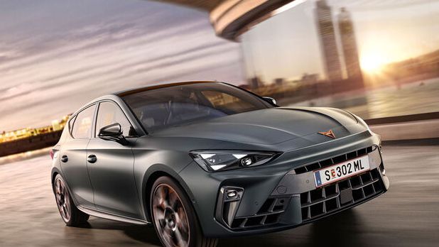 Schräge Vorderansicht eines grauen CUPRA Leon in voller Fahrt.