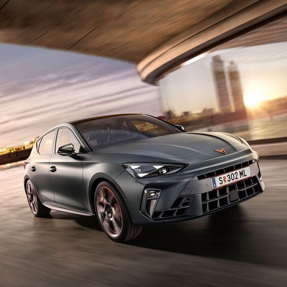 Schräge Vorderansicht eines grauen CUPRA Leon in voller Fahrt.