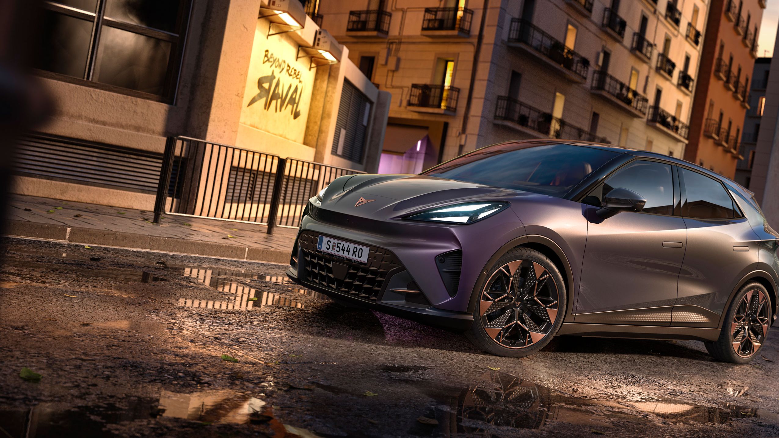 CUPRA Raval VZ in Plasma steht auf einer Straße in urbaner Umgebung