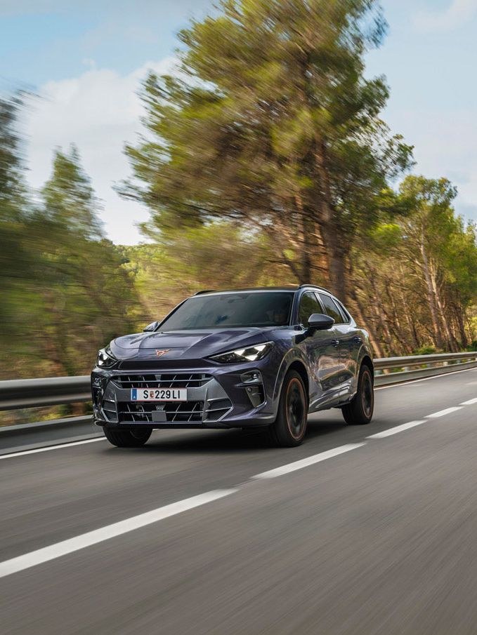 Frontansicht eines CUPRA Terramar in voller Fahrt auf einer Landstraße.