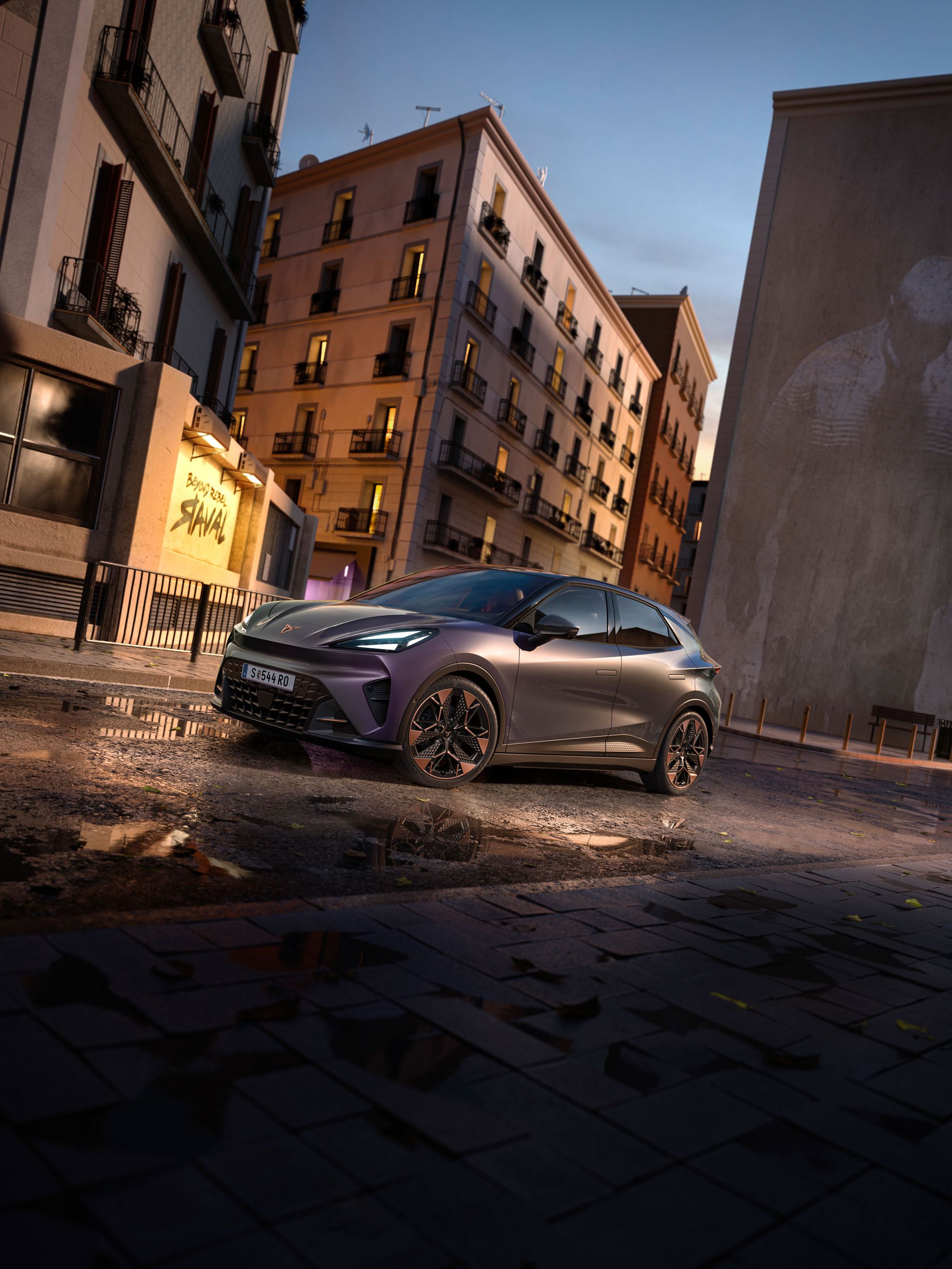 CUPRA Raval VZ in Plasma steht auf einer Straße in urbaner Umgebung