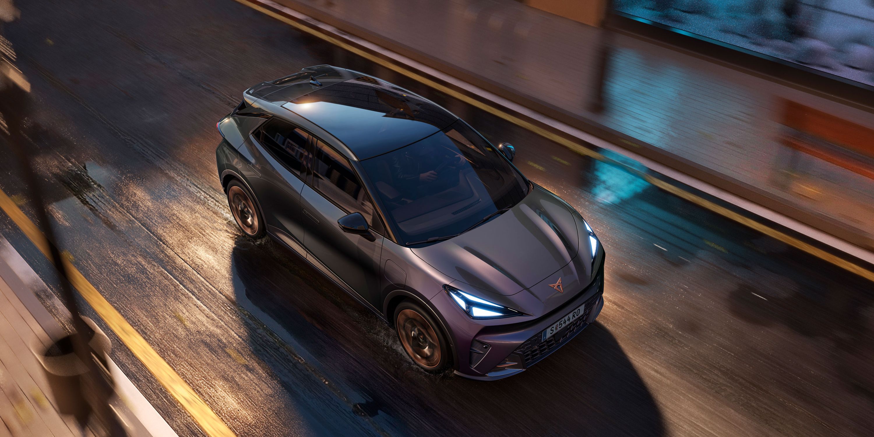 Fahraufnahme des CUPRA Raval VZ in Plasma von oben