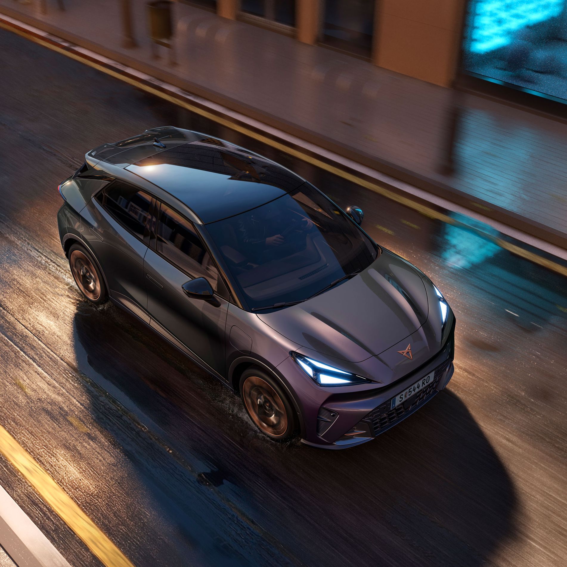 Fahraufnahme des CUPRA Raval VZ in Plasma von oben