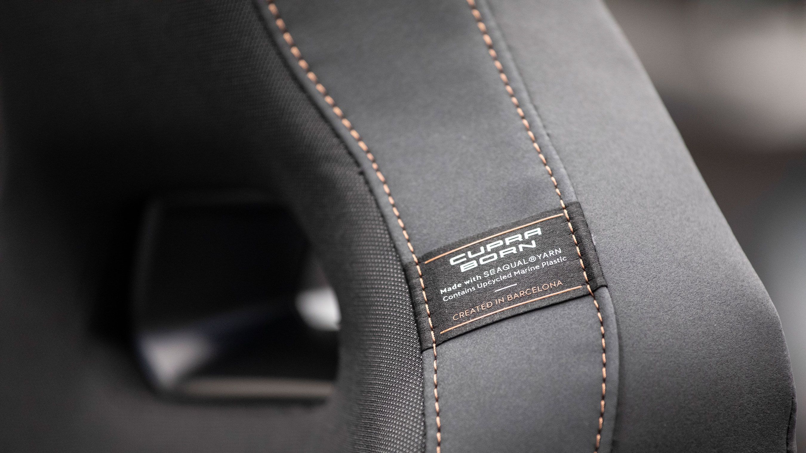 Fokusansicht der Kante des Sitzes eines CUPRA Born.