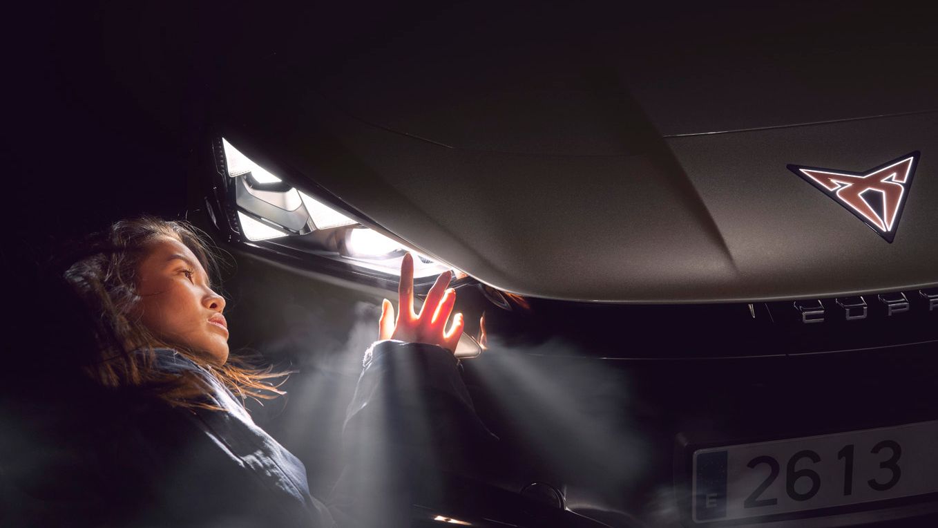 Matrix LED Lichter und beleuchtetes CUPRA Logo an der Front