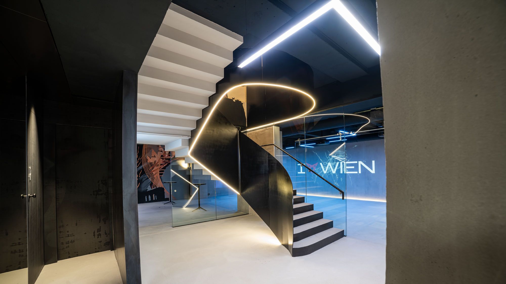 CUPRA City Garage Innenraum. Stiegen und Glaswand