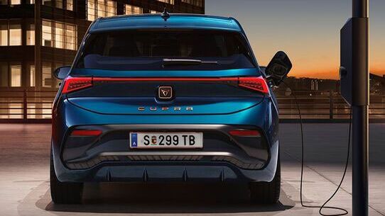 CUPRA Born Heckansicht beim Laden