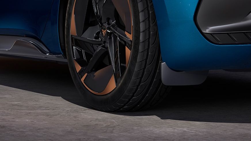 Fokusansicht der Kotschützer vorne und hinten bei einem CUPRA Born.