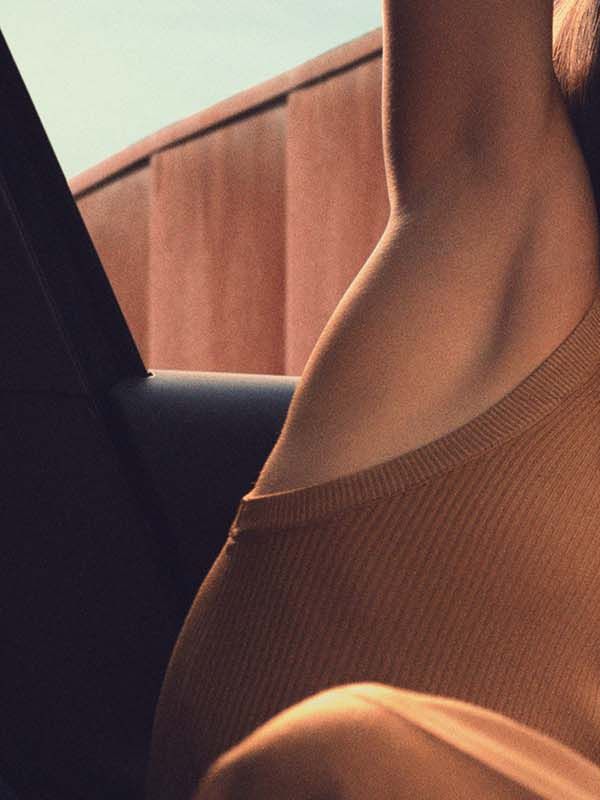 Eine Frau betrachtet das Display im Cockpit eines CUPRA.