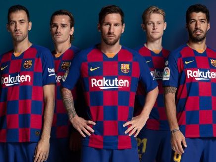 Auf dem Bild sind 5 Fussballer im Rot-Blauen Barcelona Trickot