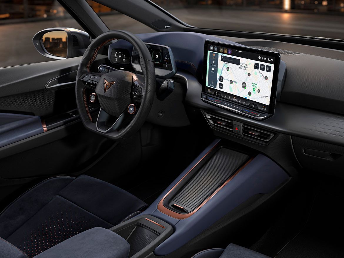 CUPRA Born Cockpitansicht mit Lenkrad und Charging Points auf dem Infotainment Screen.