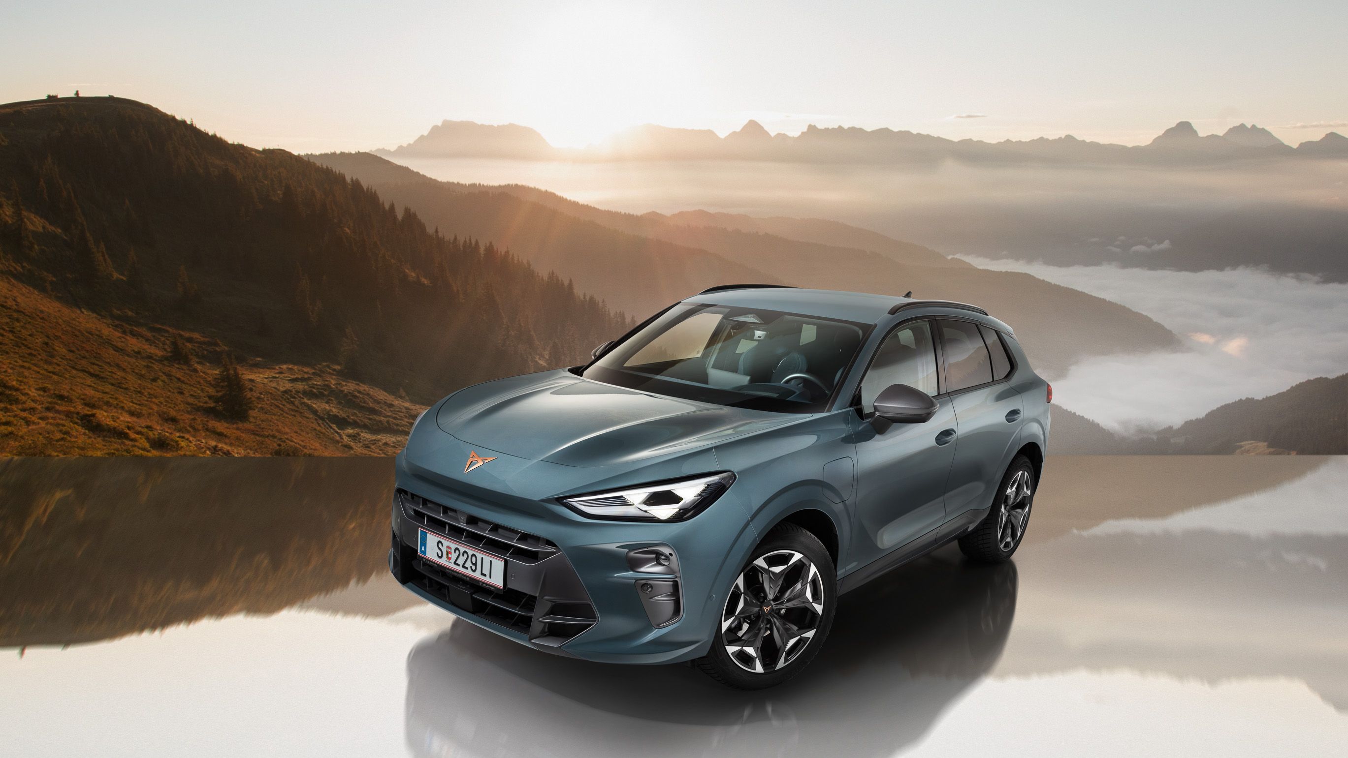 CUPRA Terramar vor Bergkulisse.