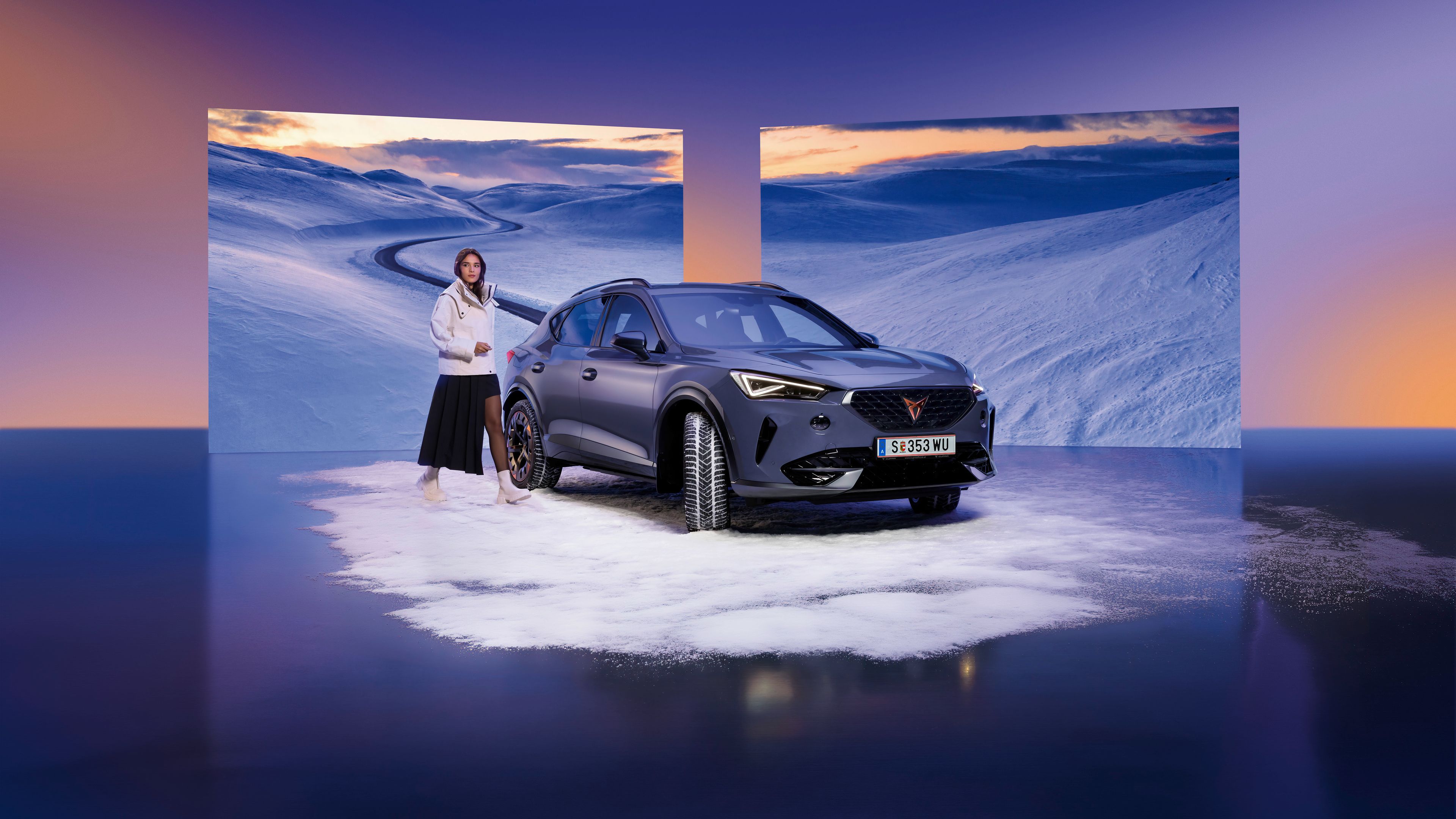 Eine Frau bewegt sich auf einen violetten CUPRA Formentor in Frontansicht zu.